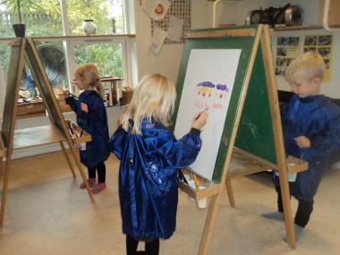 Børnene maler på lærreder